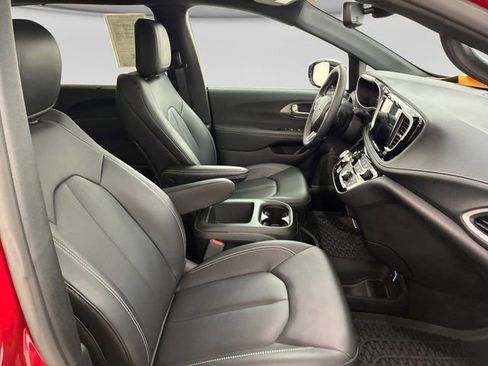 Used 2025 Chrysler Pacifica Select FWD image 14