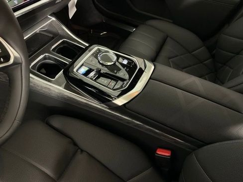 Used 2024 BMW i7 eDrive50 image 21