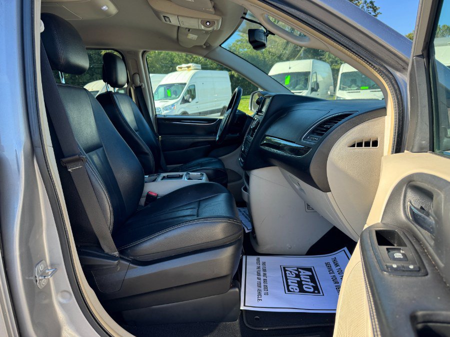Used 2014 Chrysler Town & Country Touring FWD image 20