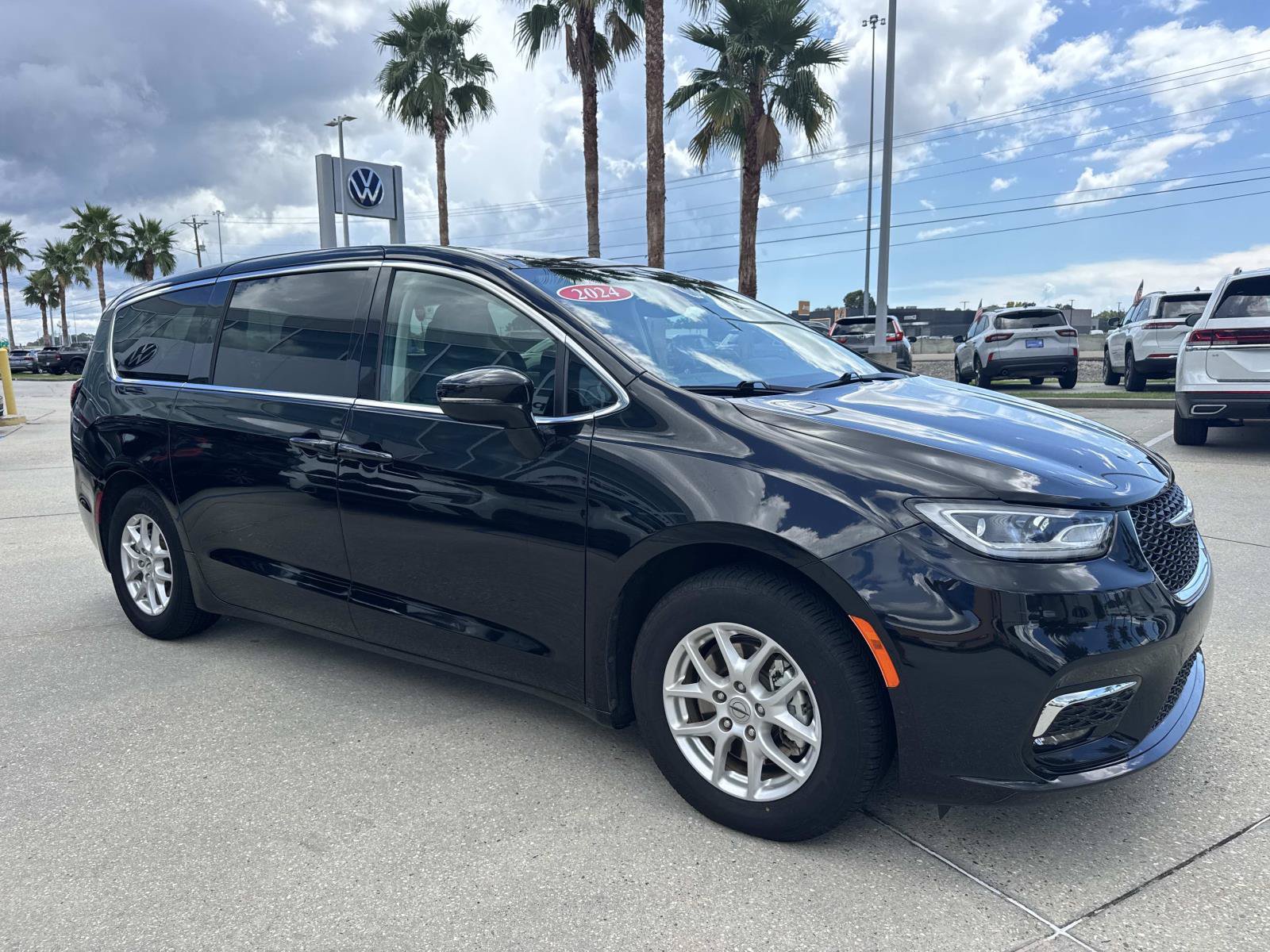 Used 2024 Chrysler Pacifica Touring-L FWD image 3