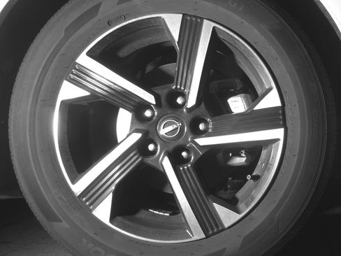 Used 2025 Nissan Sentra SV FWD image 13