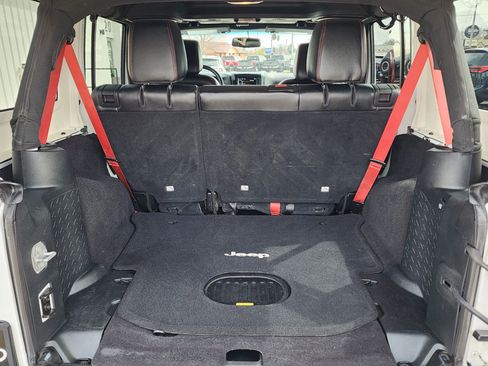 Used 2017 Jeep Wrangler Unlimited Rubicon AWD/4WD image 7