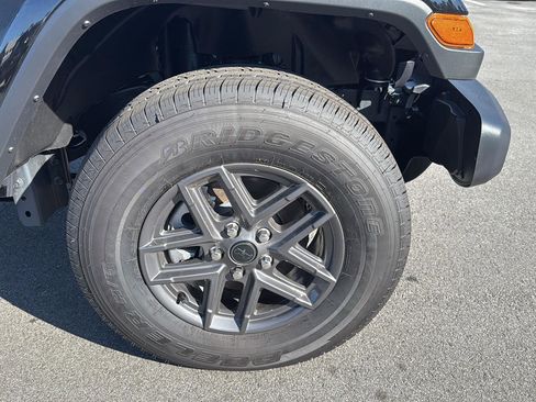 New 2025 Jeep Gladiator Sport image 9