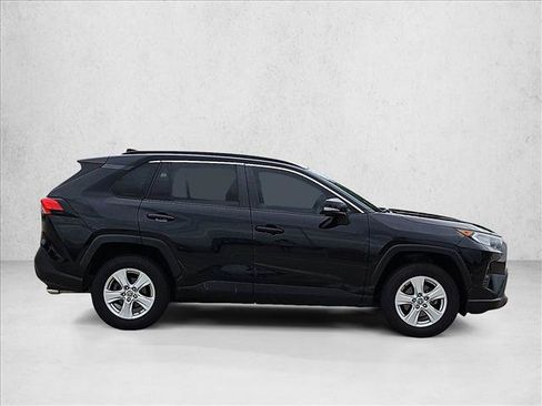 Used 2021 Toyota RAV4 XLE w/ Convenience Package FWD image 4