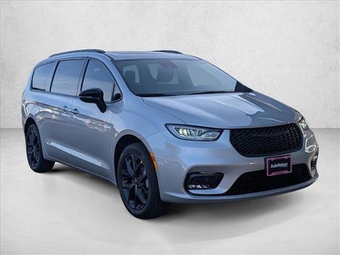 New 2026 Chrysler Pacifica Limited image 6