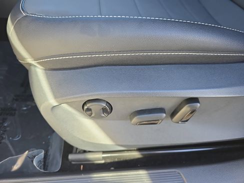 Used 2022 Volkswagen Taos SE image 27