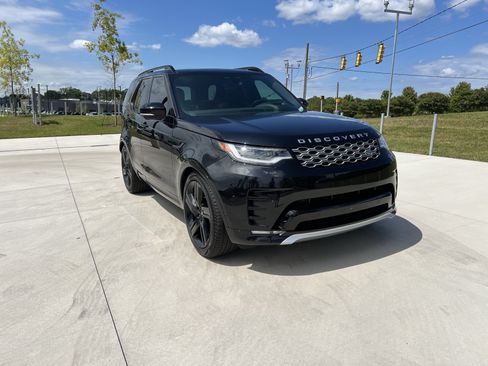 Used 2025 Land Rover Discovery Metropolitan Edition AWD/4WD image 2