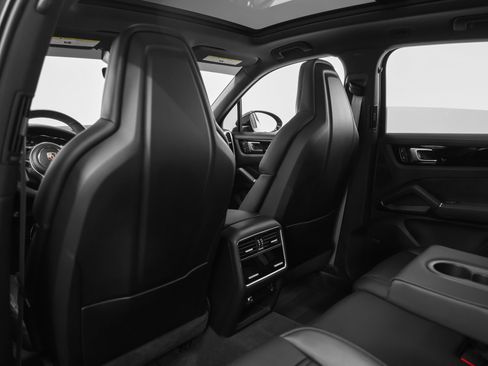 Used 2023 Porsche Cayenne Platinum Edition image 42