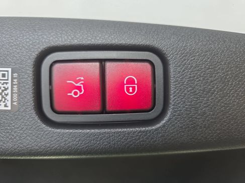 Used 2025 Mercedes-Benz E 350 4MATIC Sedan image 13