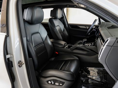 Used 2021 Porsche Cayenne w/ Premium Package image 44