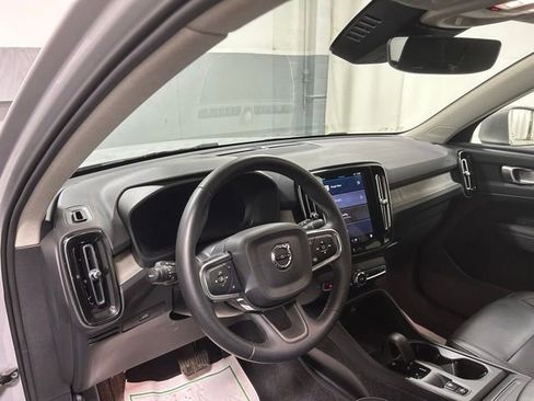 Used 2025 Volvo XC40 B5 Plus image 8