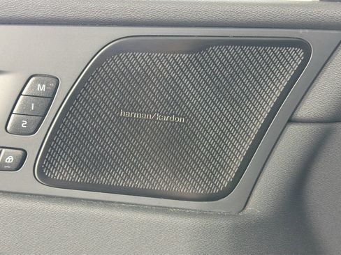 Certified 2023 Volvo XC60 B5 Plus AWD/4WD image 19