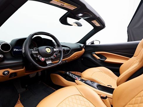 Used 2022 Ferrari F8 Tributo image 2