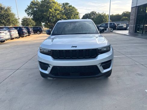 Used 2023 Jeep Grand Cherokee Altitude AWD/4WD image 2