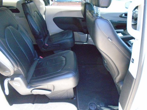 Used 2017 Chrysler Pacifica Touring-L FWD image 11