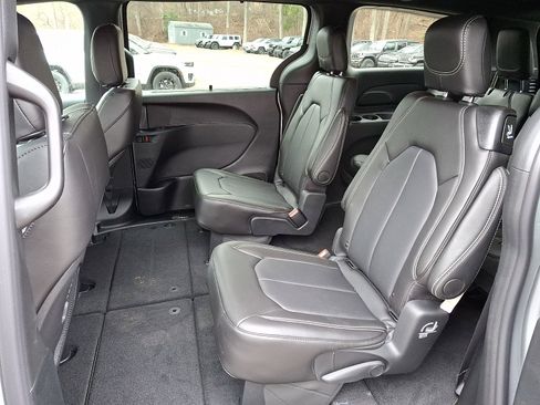 New 2026 Chrysler Pacifica Select image 6