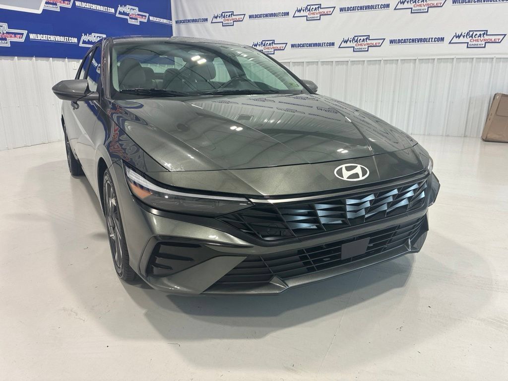 Used 2025 Hyundai Elantra Limited FWD image 7