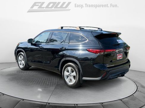 Used 2021 Toyota Highlander LE AWD/4WD image 6