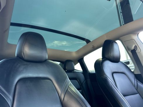 Used 2022 Tesla Model Y Long Range AWD/4WD image 16