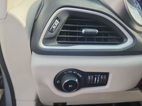 Used 2023 Chrysler Pacifica Touring-L FWD image 9