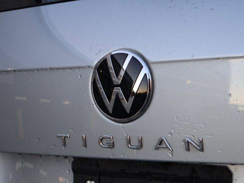 Used 2022 Volkswagen Tiguan SE w/ Panoramic Sunroof Package image 8