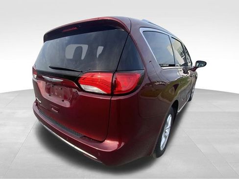 Used 2017 Chrysler Pacifica Touring-L Plus w/ Tire & Wheel Group image 9