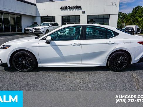 Used 2025 Toyota Camry SE image 7