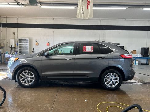 Used 2021 Ford Edge SEL w/ Convenience Package AWD/4WD image 2