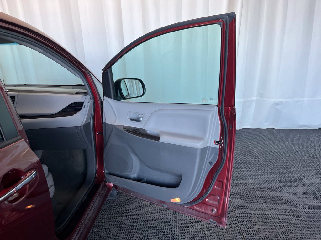 Used 2017 Toyota Sienna XLE FWD image 19