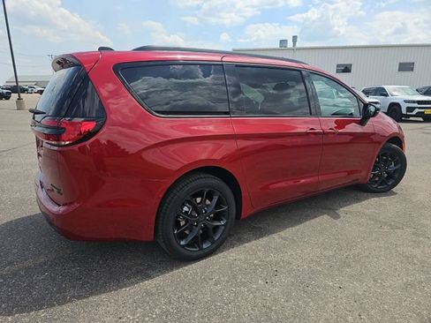 New 2027 Chrysler Pacifica Limited w/ Family Tech Group AWD/4WD image 5