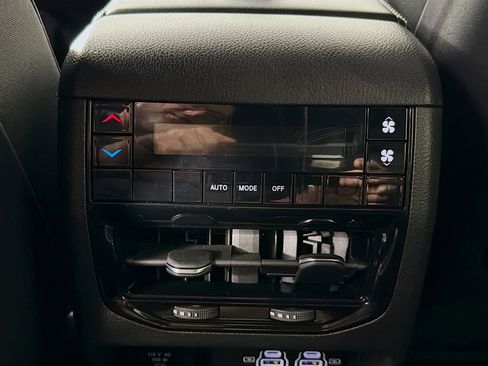 Used 2023 Jeep Grand Cherokee L Laredo image 25