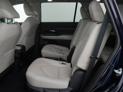 Used 2025 Toyota Grand Highlander AWD image 16