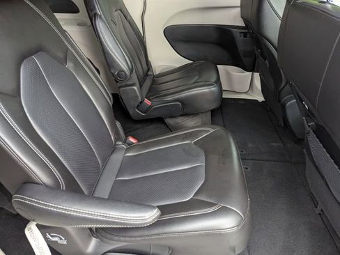 Used 2023 Chrysler Pacifica Touring-L FWD image 31