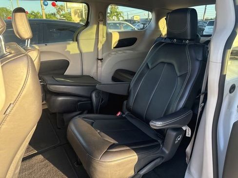 Used 2024 Chrysler Pacifica Touring-L FWD image 5