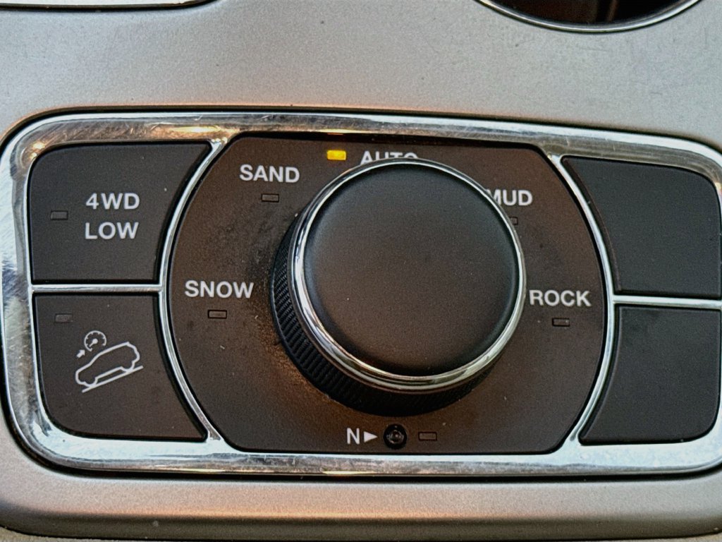 Used 2018 Jeep Grand Cherokee Limited AWD/4WD image 13