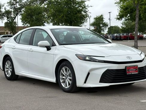 Used 2025 Toyota Camry LE image 3