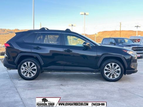 Used 2021 Toyota RAV4 XLE Premium image 5