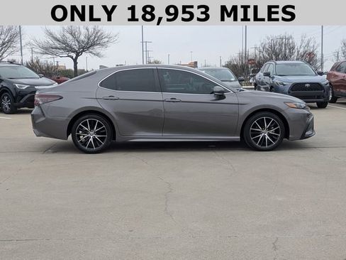 Used 2024 Toyota Camry SE image 4