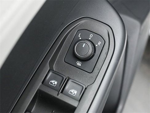 Certified 2025 Volkswagen Taos SE image 12