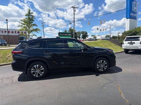 Used 2022 Toyota Highlander XLE AWD/4WD image 12