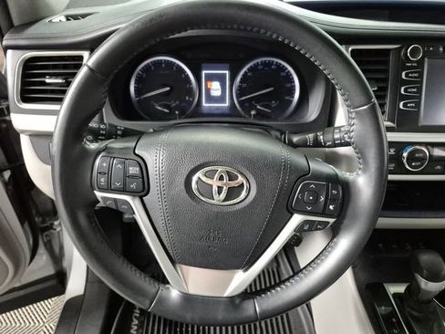 Used 2019 Toyota Highlander XLE AWD/4WD image 11