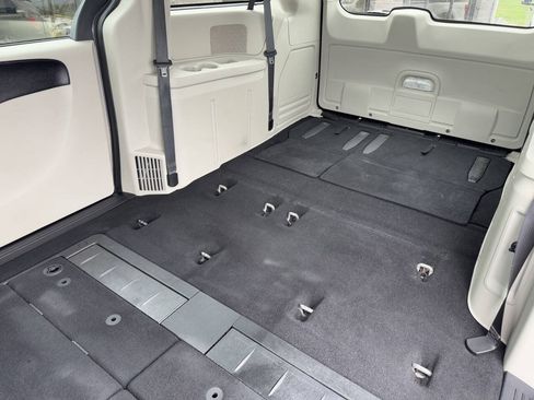 Used 2017 Dodge Grand Caravan SE FWD image 35