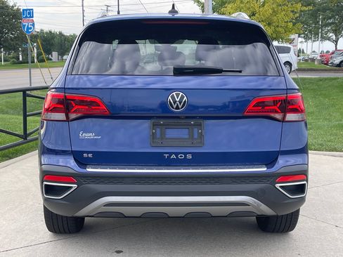 Used 2022 Volkswagen Taos SE w/ Panoramic Sunroof Package FWD image 6