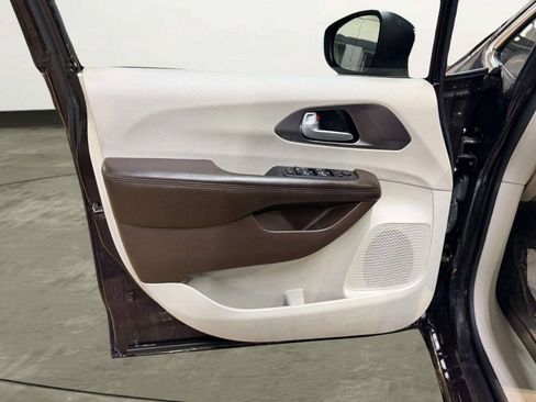Used 2017 Chrysler Pacifica Touring FWD image 11