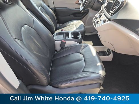 Used 2018 Chrysler Pacifica Touring-L w/ Premium Audio Group FWD image 21