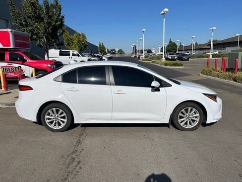 Used 2025 Toyota Corolla LE w/ LE Premium Package FWD image 3