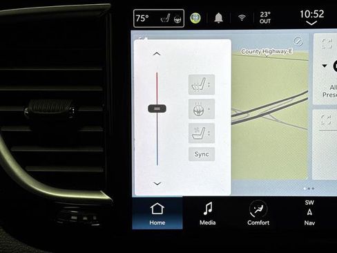 Used 2023 Chrysler Pacifica Limited w/ Uconnect Theater Family Group image 8