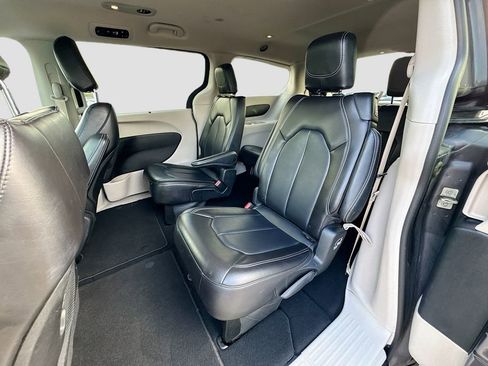 Used 2023 Chrysler Pacifica Touring-L FWD image 24