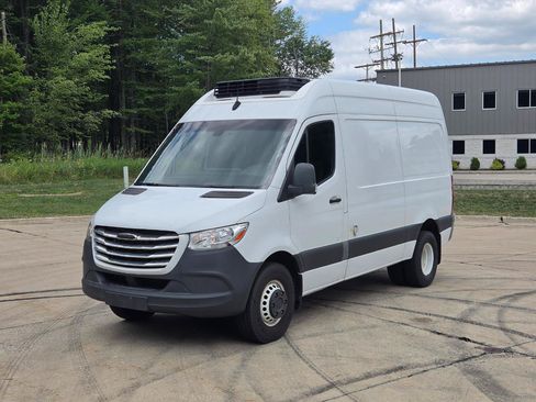 Used 2019 Freightliner Sprinter 144 RWD image 1