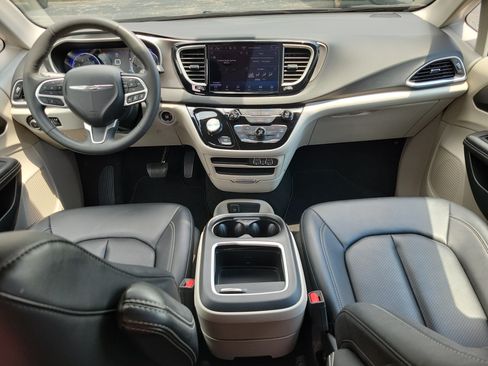 Used 2024 Chrysler Pacifica Touring-L FWD image 12